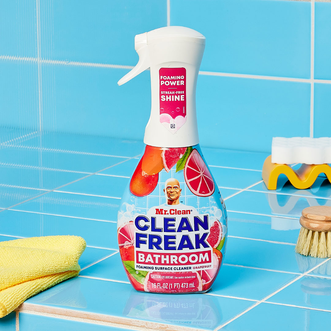 CC028162_Magic-Eraser_Batch-2—Shot-29_Plastic-Lawn-Chair_CF_StillLife